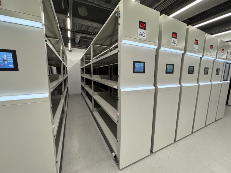 Read more about the article 地面決定你的倉儲上限！神助物流設備 GodSpeed「無軌移動櫃」釋放路權，開啟 2026 智動化新局