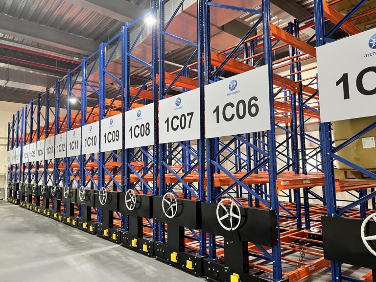 Read more about the article 兼顧抗震安全與空間倍增！神助物流設備「重型移動貨架」，實現倉儲效益最大